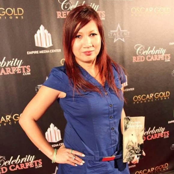 #*095=Gray V-Neck by author Julie Lee Graphic Tee. - Picture 7 of 7